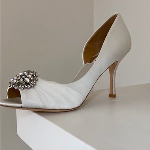 Badgley Mischka White Satin Pump (Size 9.5) - NEW!